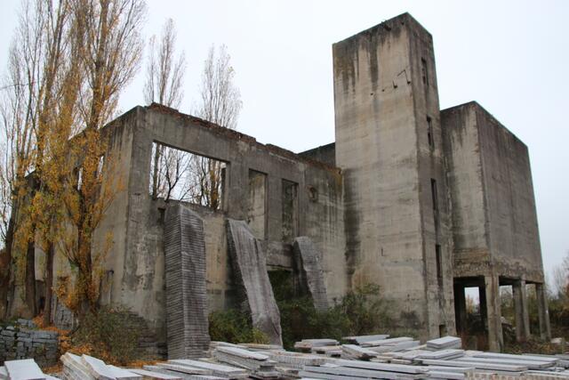 Der Steinbrecher sollte nach Planung der SS Gleisschotter zur Umspurung der Breitspurstrecken in den eroberten Ostgebieten produzieren. Hier trafen kurz vor Kriegsende Häftlingszüge aus dem ganzen dritten Reich ein, das Areal wurde Schauplatz furchtbarster Verbrechen. | Foto: Eckhart Herbe