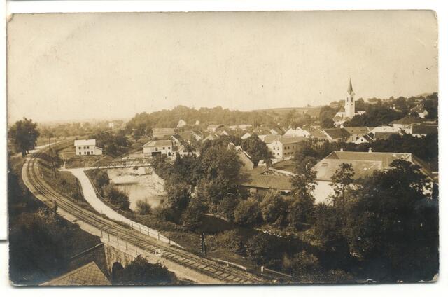 St. Georgener Dorfidylle aus den 1920ern. Die Summerauerbahn umfährt den Ort in einem weiten Bogen und biegt vom Donau- ins Gusental ein. | Foto: Archiv Franz Walzer, Fotorepro Eckhart Herbe