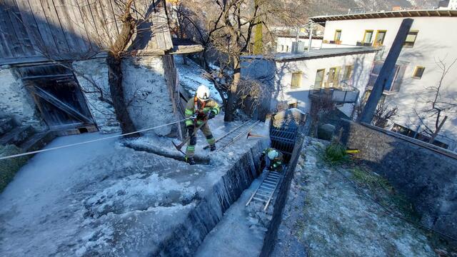 Die Feuerwehr Landeck beseitigte die Vereisung des Baches im Bereich Knappenbühel.
