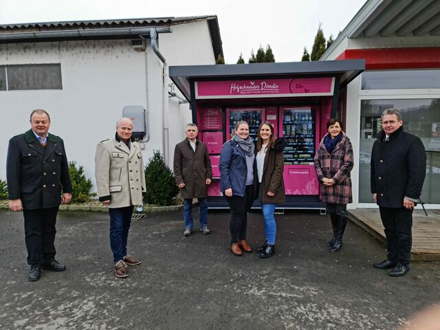 Bei den "Hofschneider Dirndln" in Gnas auf Besuch waren Bezirksobmann Günther Rauch, Landesobmann Johann Seitinger, Spitzenkandidat Franz Uller, Maria Pein und Franz Titschenbacher (v.l.).  | Foto: Steirischer Bauernbund