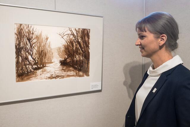 StR Verena Pöschl bei der Ausstellung von Kurt Audétat. | Foto: W. Gonaus