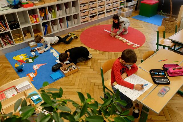 In den zweisprachigen Klassen sammeln die Kinder sowohl individuell als auch in größeren Gruppen Lernerfahrung und werden entsprechend fachgebunden unterrichtet. | Foto: A. Waldner