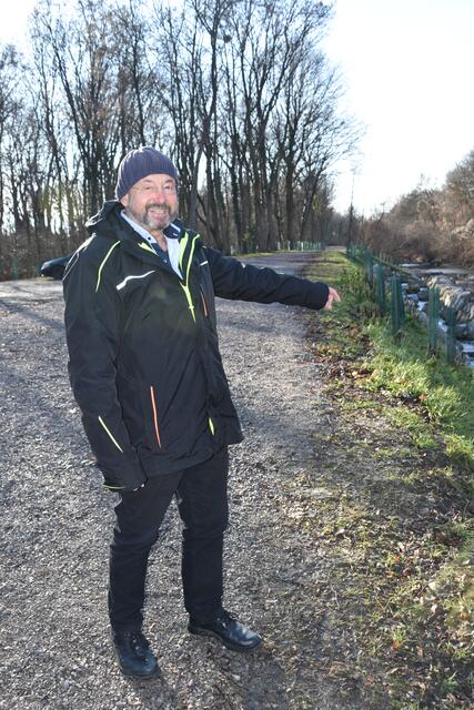 Expert Otto Moog bei den Fischaufstiegshilfen in Tattendorf. | Foto: E. Schmoller-Schmidbauer