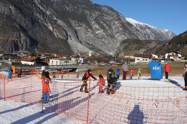 Für die kleinsten Skifahrer in der Riefe wurde eigens ein Förderband von Bad Goisern abgeholt. | Foto: Siegele