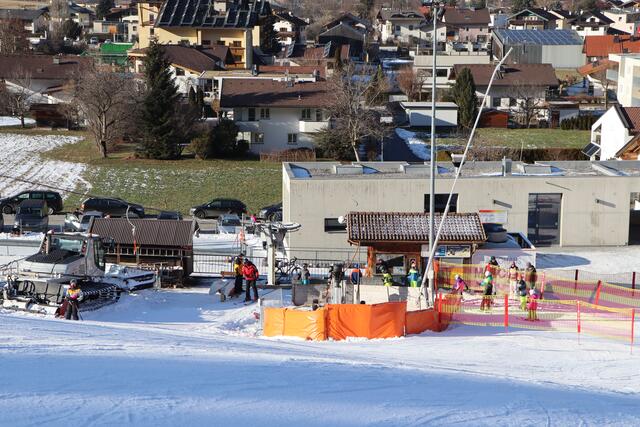 Der Übungslift in der Zammer Riefe läuft sehr gut: Um 13 Uhr geht's los und spätestens ab 14:00 Uhr sind alle Bügel dauerhaft besetzt. | Foto: Siegele