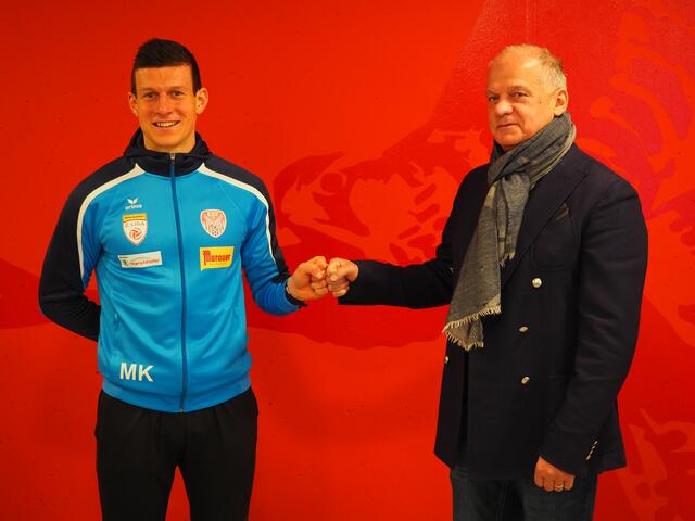 Glückwünsche zur neuen Aufgaben: Akademieleiter Florian Maierhofer, KSV-19-Präsident Erwin Fuchs. | Foto: Gaube