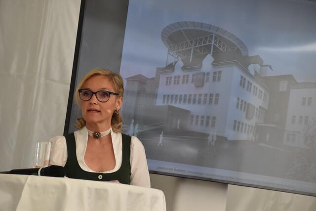 "Es sollten künftig nur jene bei uns parken, die ursächlich mit dem Krankenhaus zu tun haben", sagt Andrea Schindler-Perner (Archivbild), die Wirtschaftsdirektorin der Landesklinik Tamsweg.