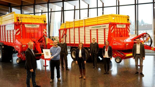 V.l.n.r.: Werner Beutelmeyer überreicht den „market Quality Award“ an das Team um Markus Müller - Ausbildungsleiter gewerbliche Lehrlingsausbildung, Jörg Lechner – Geschäftsführer Produktion & Materialwirtschaft, Claudia Mayr – Ausbildungsleiterin kaufmännische Lehrlingsausbildung, Herbert Wagner - Geschäftsführer HR & IT, Doris Hechenberger – Bereichsleiterin Human Relations und Raimund Hohensinn – Bereichsleiter Produktion.
