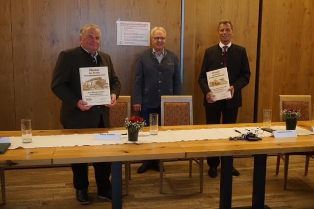 NR Hermann Gahr (Mitte) ehre Bgm. Alfons Rastner (l.) und Hermann Unsinn von der Tiwag (r.) für ihr tatkräftiges Vorgehen in Richtung Wärmewende. | Foto: privat