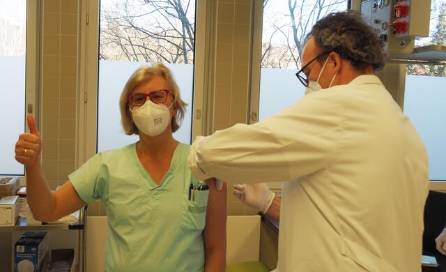 Athe Grafinger, Covid-Verantwortliche des Göttlicher Heiland Krankenhauses und Leiterin der Covid-Station, freut sich über die Impfung. | Foto: Göttlicher Heiland Krankenhaus