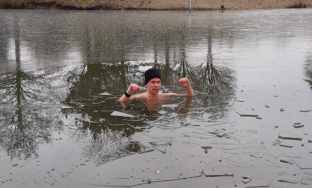 Herbert Klamminger im Eiswasser: Mit der Hilfe einer ruhigen Atmung macht ihm das kalte Wasser nichts aus. | Foto: Klamminger