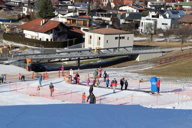 Die direkte Anbindung an den Promenadenweg ermöglicht es beispielsweise, dass Großeltern verbunden mit einem Spaziergang ihren Enkeln beim Skifahren zuschauen können. | Foto: Siegele