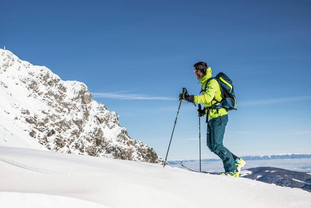 Freiheit im Schnee: Viele Skitourengeher schätzen das Gefühl der Grenzenlosigkeit. Dennoch sollte man in den Bergen achtsam sein.