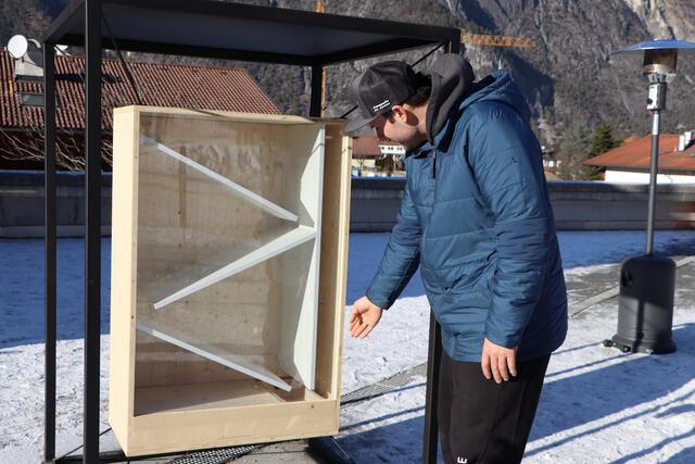 Für freiwillige Spenden, die der Riefe zugute kommen, wurde eine Box aufgestellt. Das Innere stellt ein "R" und ein "I" für die Riefe dar. | Foto: Siegele