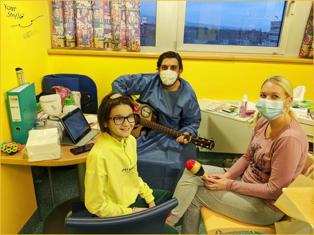 Vito Giordano macht gemeinsam mit den kleinen Patienten Musik: So hat bei "Your Smile" alles angefangen. | Foto: Your Smile