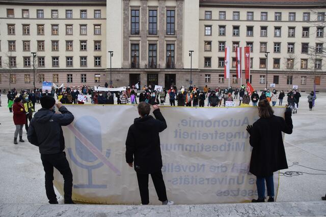 Eine Demo gegen die Novellierung des Unigesetzes. Die Aktionsgemeinschaft – die führende Fraktion in der Innsbrucker ÖH – nahm an der Demo nicht teil.