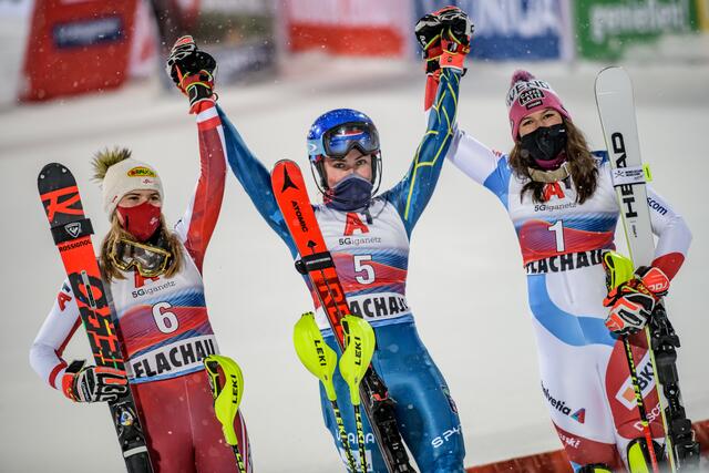 Mikaela Shiffrin, Katharina Liensberger und Wendy Holdener jubelten im Auslauf von Flachau – zwar ohne Fans, dafür vor tausenden TV-Zuschauern.