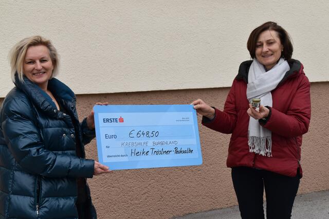 Wenn aus Pech Glück wird: Heike Tröstner übergab symbolisch 648,50 Euro aus ihrer Weihnachtsaktion an Andrea Konrath.