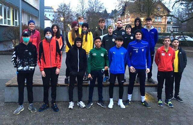 Die Mädchen und Burschen der 4b-Sportklasse der SIMS Vöcklabruck und ihre Klassenvorständin Viktoria Waldhör beteiligten sich bereits vor Weihnachten am Christkindlauf.