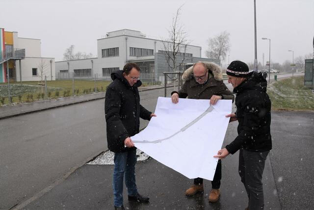 Bürgermeister Mag. Matthias Stadler und Baudirektor DI Wolfgang Lengauer sowie Ing. Martin Petermann vom technischen Büro der Stadt begutachteten vor Ort die Pläne für das aktuelle Straßenbauprogramm. In der Eichendorffstraße soll 2021 etwa eine neue Bushaltestelle geschaffen werden und die Straße bis zum Friedhof samt Nebenflächen neu gestaltet werden. 
 | Foto: Josef Vorlaufer