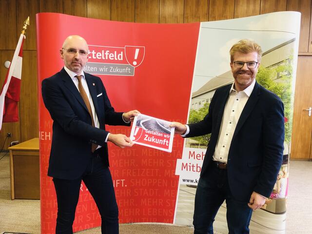 Bürgermeister Harald Bergmann (r.) und Finanzreferent Guido Zeilinger präsentierten die Projekte.