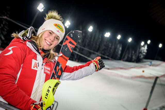 Katharina Liensberger vor der Weltcupstrecke in Flachau, die in perfektem Zustand bis zum Ende Spitzenzeiten zuließ.