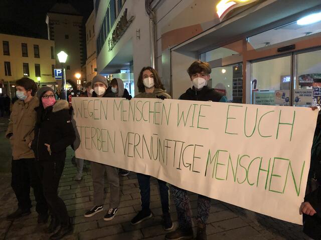 Die Gegendemo veranstalteten vier Burschen aus Timelkam und Umgebung. Sie wurde spontan von einem Arzt und einer Krankenschwester unterstützt. | Foto: Helmut Klein