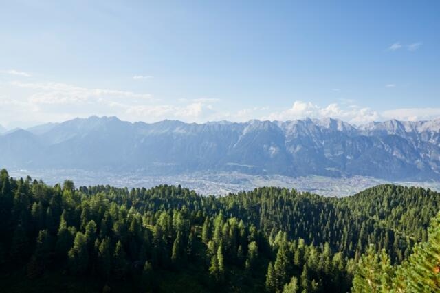 Auch die einzigartige Bergwelt von Innsbruck wird zur Kulisse im Imagespot „Seek less, find more".
