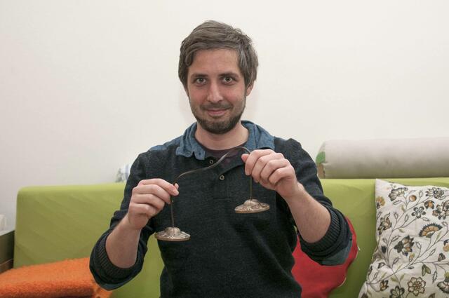 Tobias Schabetsberger ist Klinischer und Gesundheitspsychologe in der Brigittenau. Neben Beratung und Behandlung bietet er auch Kurse für Achtsamkeits- und Entspannungstraining an.