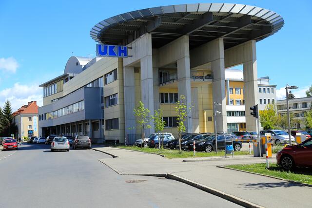 Zwei Personen wurden bei einem Ausweichmanöver verletzt und begaben sich ins Unfallkrankenhaus.