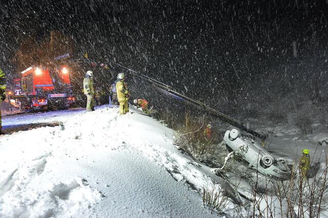 Aufgrund der starken Schneefälle kam der 26-Jährige von der Straße ab und stürzte in einen Planseezulauf. | Foto: Zoom Tirol