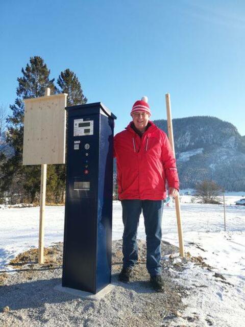 Gosaus Bürgermeister Fritz Posch mit dem neuen Parkautomaten. | Foto: Facebook/Posch