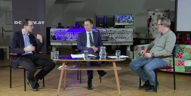 Politikredakteur Martin Wassermair (re.) im Gespräch mit BezirksRundschau-Chefredakteur Thomas Winkler (Mitte) und Politikredakteur Alexander Zens (OÖN). | Foto: DorfTV