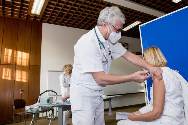 Auch Oberärztin Birgitt Freitag, stellvertretende ärztliche Leiterin des Krankenhauses Braunau, ließ sich am ersten Impftag von Primar Uwe Wintergerst, der am Krankenhaus Braunau die Covid-19-Impfungen koordiniert, impfen. | Foto: Krankenhaus Braunau