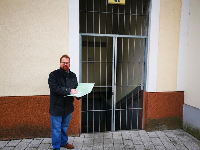 Bürgermeister Christoph Artner vor dem WC in der Kirchengasse. | Foto: SPÖ Herzogenburg