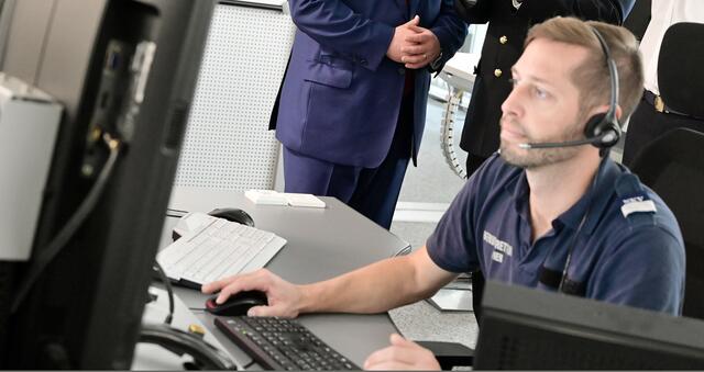 Durchschnittlich wartet man derzeit neun Sekunden, bis ein Anruf bei 144 entgegen genommen wird. | Foto: PID/Jobst