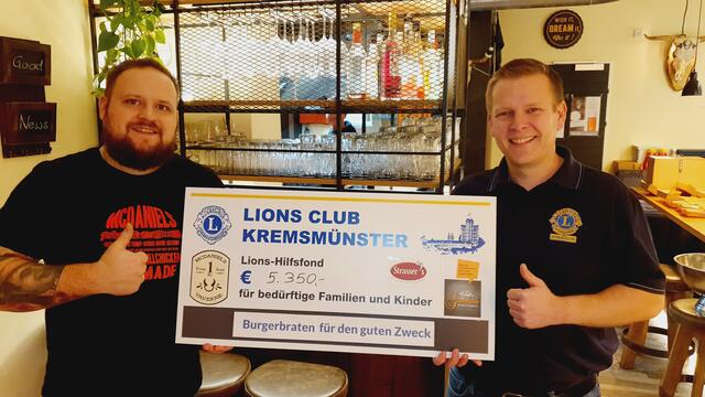 McDaniels-Chef Daniel Postl (links) übergab die „Burger-Spende“ an Lions-Club Kremsmünster Präsident Philipp Winkler-Ebner
