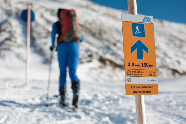Aufstiegsroute: In einigen Tiroler Skigebieten sind mittlerweile über Aufstiegsrouten in unterschiedlichen Schwierigkeitsgraden für Pistentourengeher ausgeschildert.