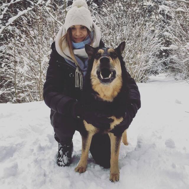 Jacqueline Mattes und Schäferhund-Mischling Lennox