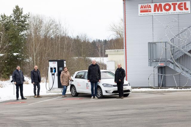 EVN Gemeindebetreuer Gunther Scheubrein, EVN Vertriebsmitarbeiter Christoph Grassler, Bürgermeisterin Helga Rosenmayer, Geschäftsführer AVIA Station Andreas Weber, Vizebürgermeister Hubert Hauer | Foto: EVN/Leister