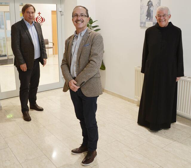 38 Jahre im Dienst der Barmherzigen Brüder St. Veit: Bernhard Reindl wurde von P. Prior Paulus Kohler
und Gesamtleiter Michael Steiner in den Ruhestand verabschiedet. Seine Nachfolge als
Betriebsratsvorsitzender tritt Emanuel Eicher an