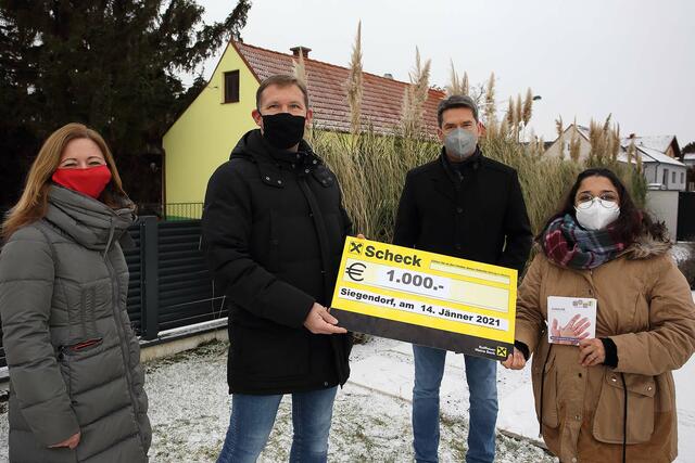 Nach der gelungenen Auktion konnten 1.000 Euro an MOKI übergeben werden