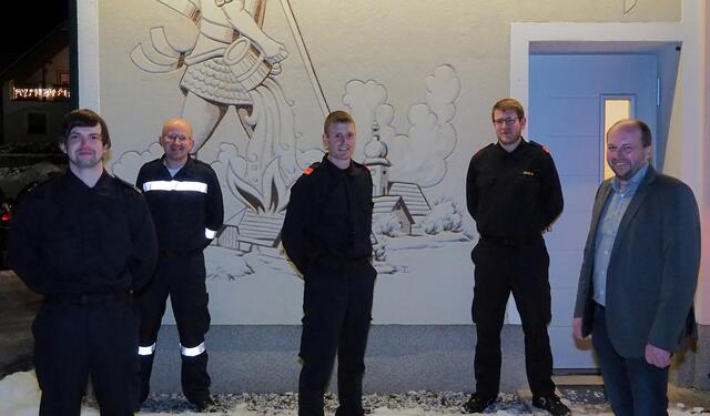 Fabian Klinger, Wilhelm Sigl, Thomas Praher, Rene Hahn und Bürgermeister Andreas Maringer (v.l.n.r.).