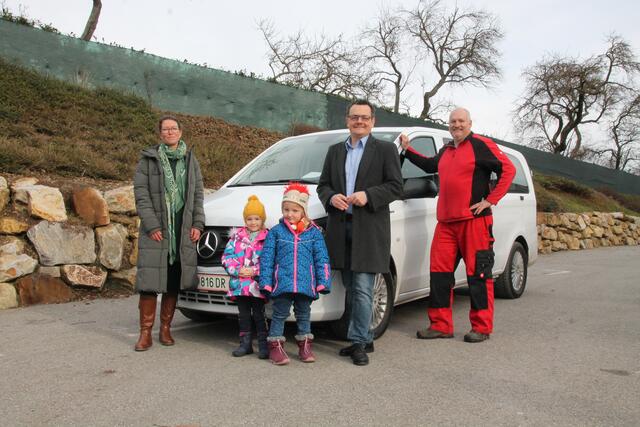 Künftig wird der Weg in den Kindergarten umweltfreundlich bestritten. v.l.n.r.: Bürgermeisterin Karin Gorenzel, Olivia Bauer, Marlene Schramm, Vizebürgermeister Peter Hießberger und Busfahrer GR Franz Stoll