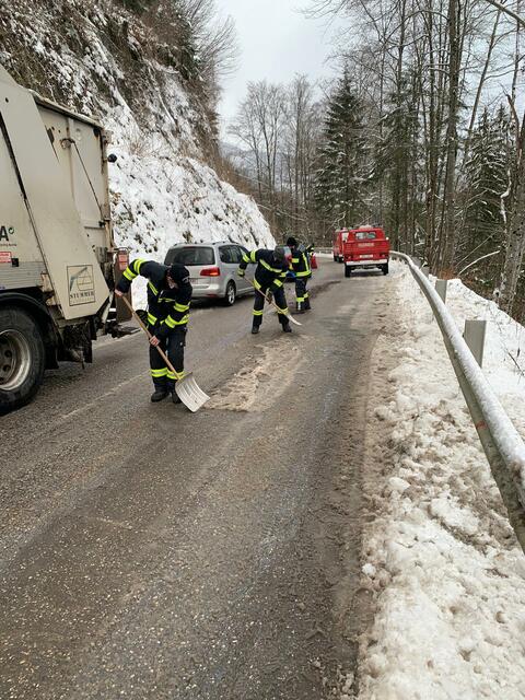 Der ausgelaufene Treibstoff verband sich mit dem auf der Perneckerstraße liegenden Schnee – das machte die Aufräumarbeiten schwierig. | Foto: ff-badischl.at