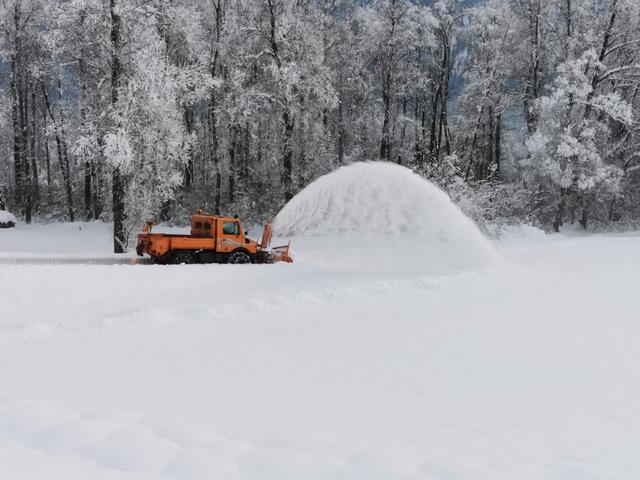 Teilweise mussten Schneefräsen und Gerätschaften aus anderen Gemeinden ausgeliehen werden. | Foto: Privat