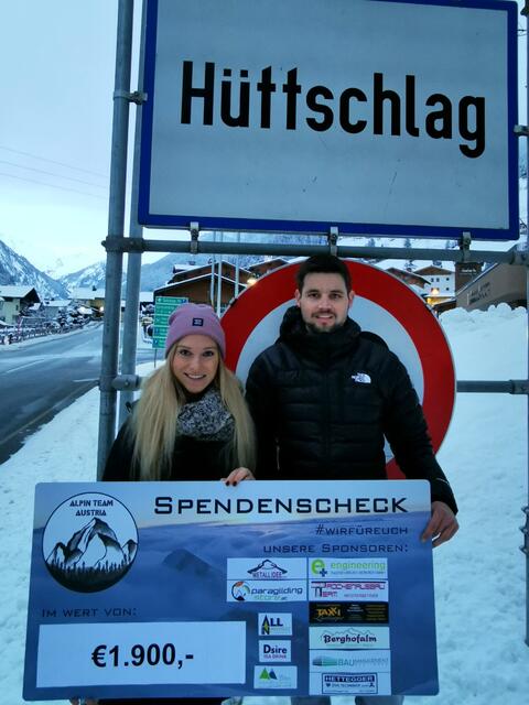 Vereinsmitglieder überbrachten den Spendenscheck persönlich.