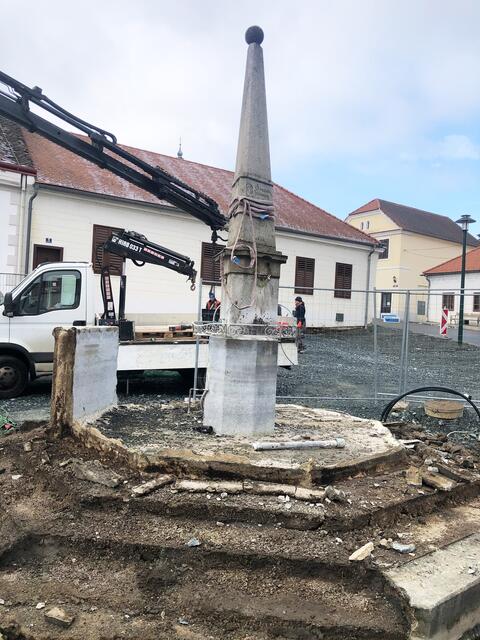 Stadtbrunnen und Rochussäule werden restauriert. | Foto: Werner Glösl