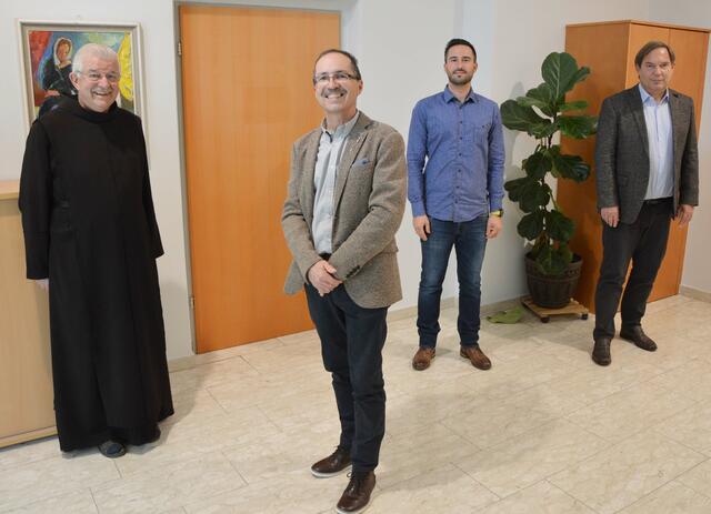 P. Prior Paulus Kohler und Gesamtleiter Michael Steiner mit Reindl und Emanuel Eicher.