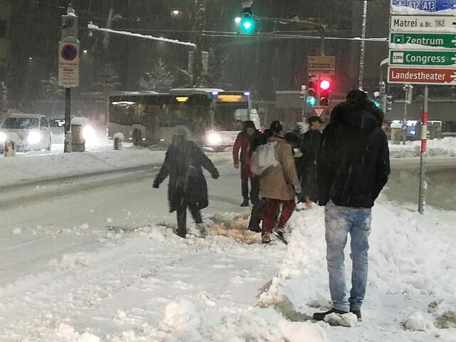 Die Öffinutzer versuchen in der Früh mit den Füßen die Tramgleisen freizubekommen.